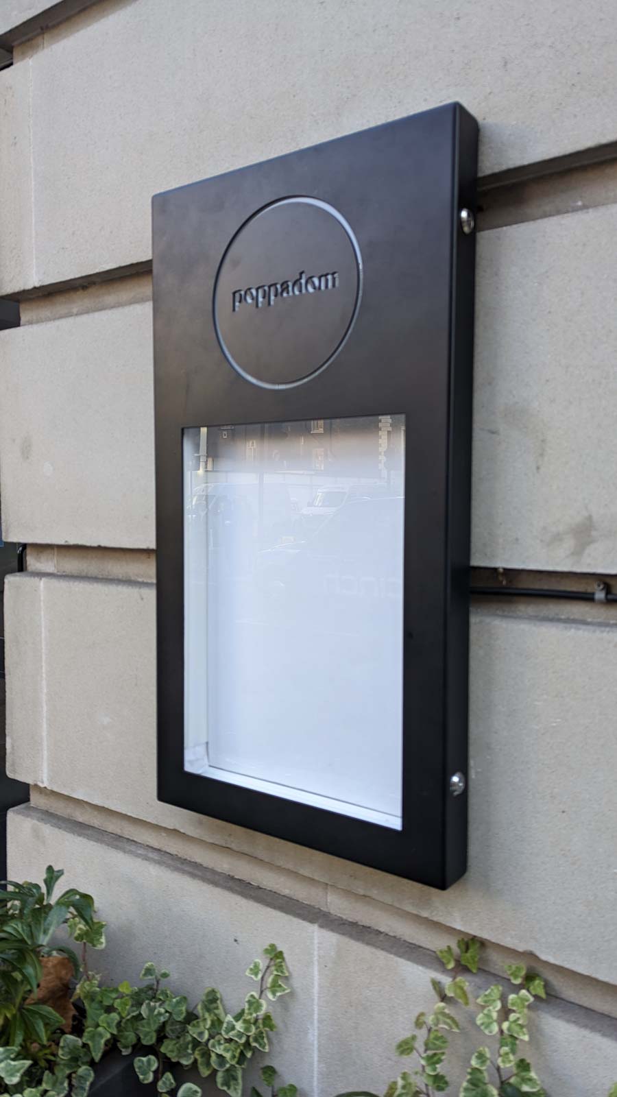 INTERNALLY ILLUMINATED LOCKABLE LIGHTBOX