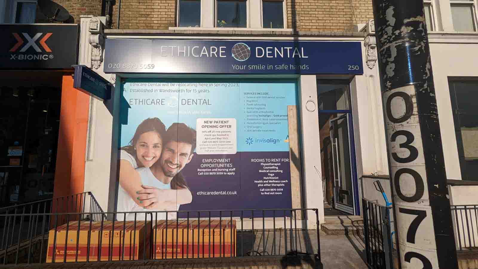 STOCK BLUE ALUMINIUM COMPOSITE SIGN TRAY WITH PUSHED-THROUGH ACRYLIC LETTERS & MATCHING PROJECTING SIGN