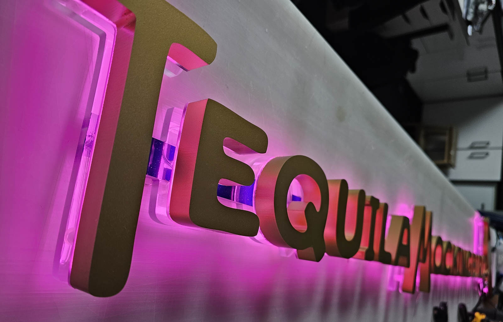 25MM_WET_COATED_GOLD_3D_LETTERS_WITH_PINK_HALO__ILLUMINATION_-_WORKSHOP