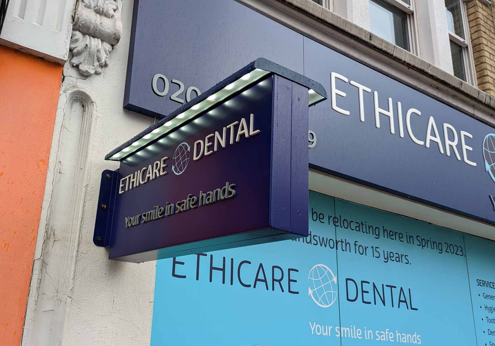 POWDER COATED ALUMINIUM PROJECTING SIGN WITH 5MM WET COATED LETTERS AND DOWN-LIGHTER