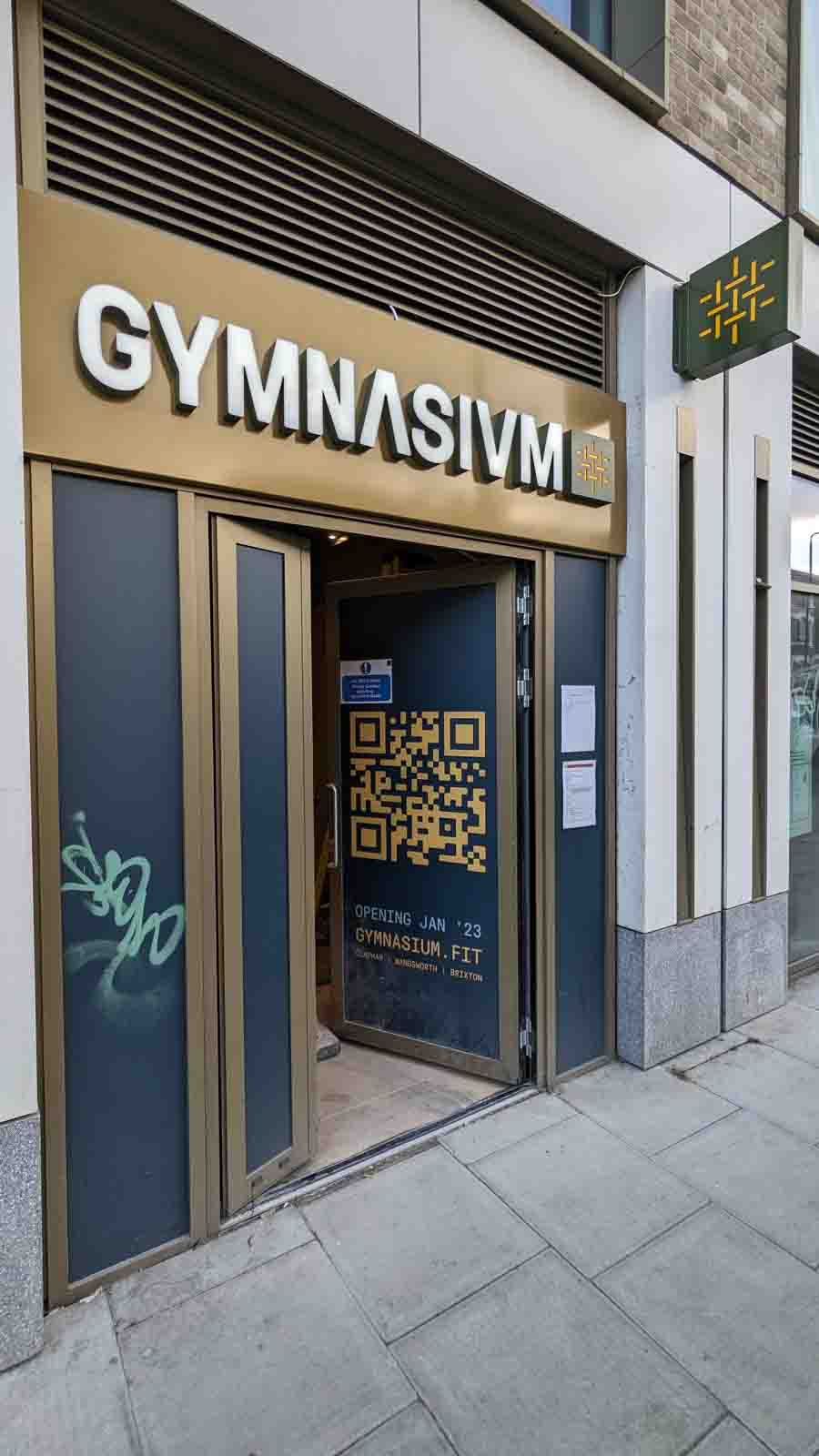POWDER_COATED_ALUMINUM TRAY & PROJECTING SIGN WITH FRONT ILLUMINATED 3D LETTERS